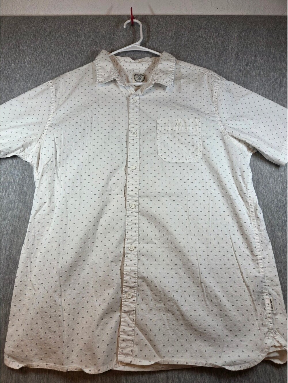 Voyager Men's XL White Short Sleeve Button-Up Shirt with Subtle Pattern